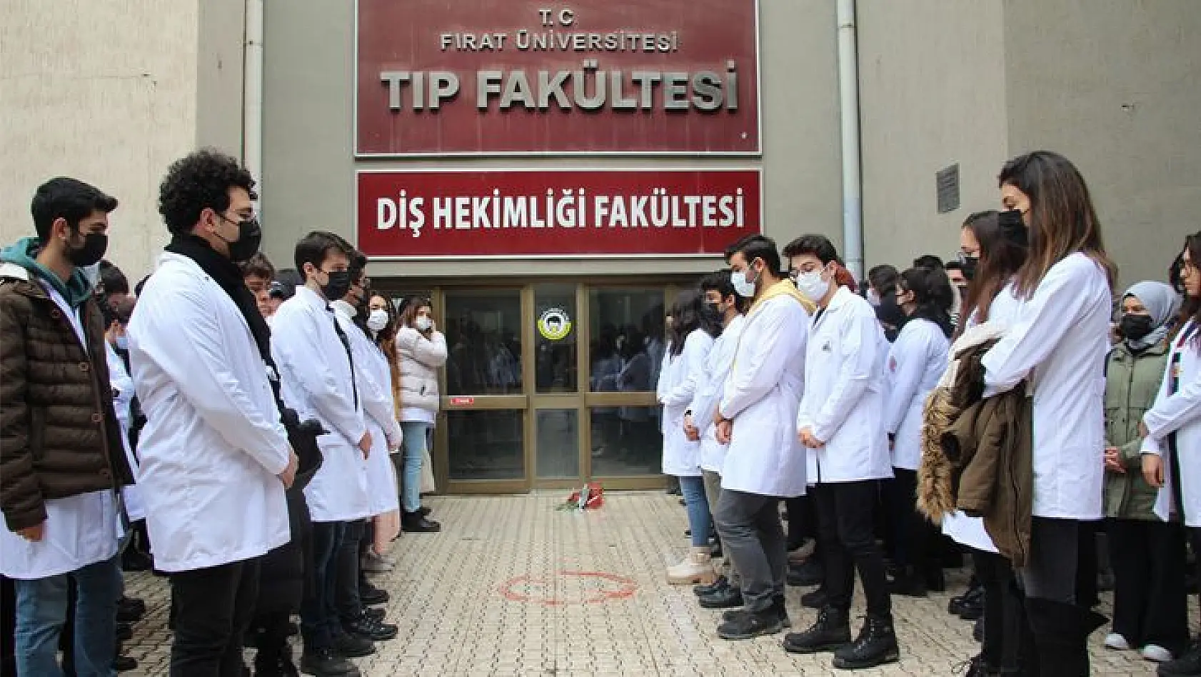 Elazığ'da Hayatını Kaybeden Tıp Öğrencisi İçin Arkadaşları Anma Töreni Düzenledi