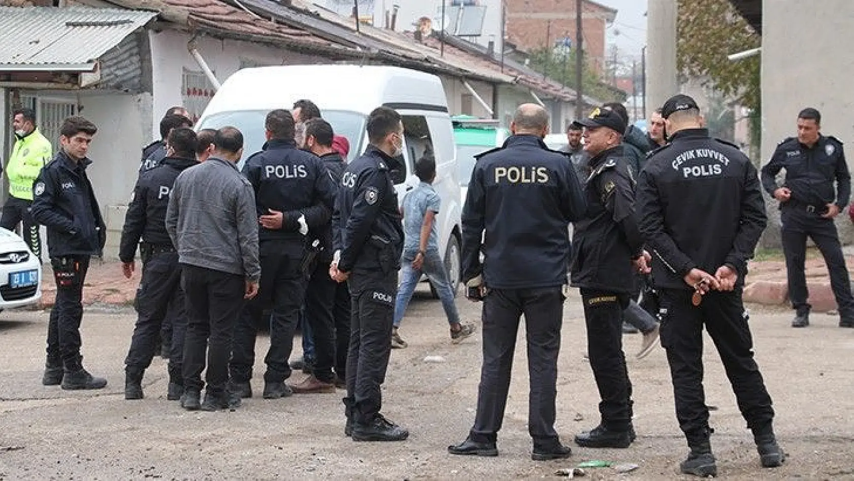 Elazığ'da iki aile arasında silahlı, kılıçlı, bijonlu kavga: 3 yaralı