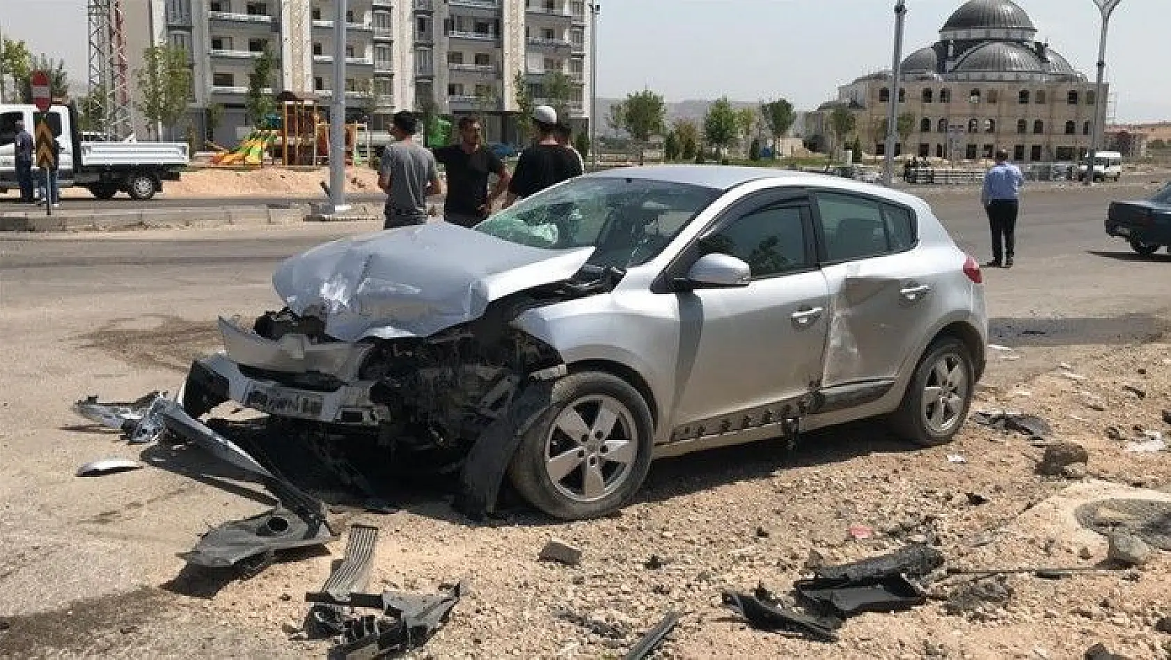 Elazığ'da iki otomobil çarpıştı: 8 yaralı
