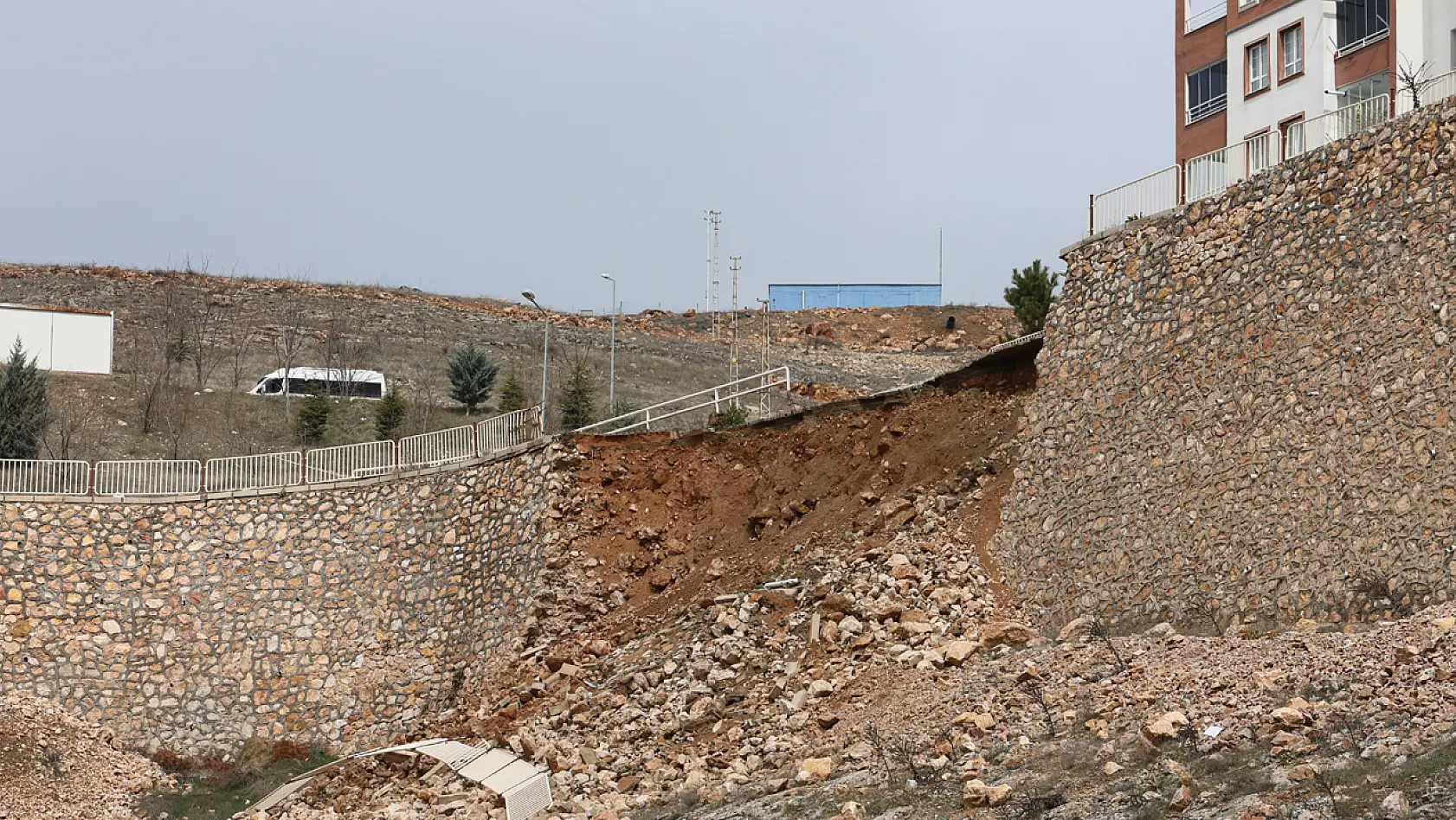 Elazığ'da İstinat Duvarı Çöktü
