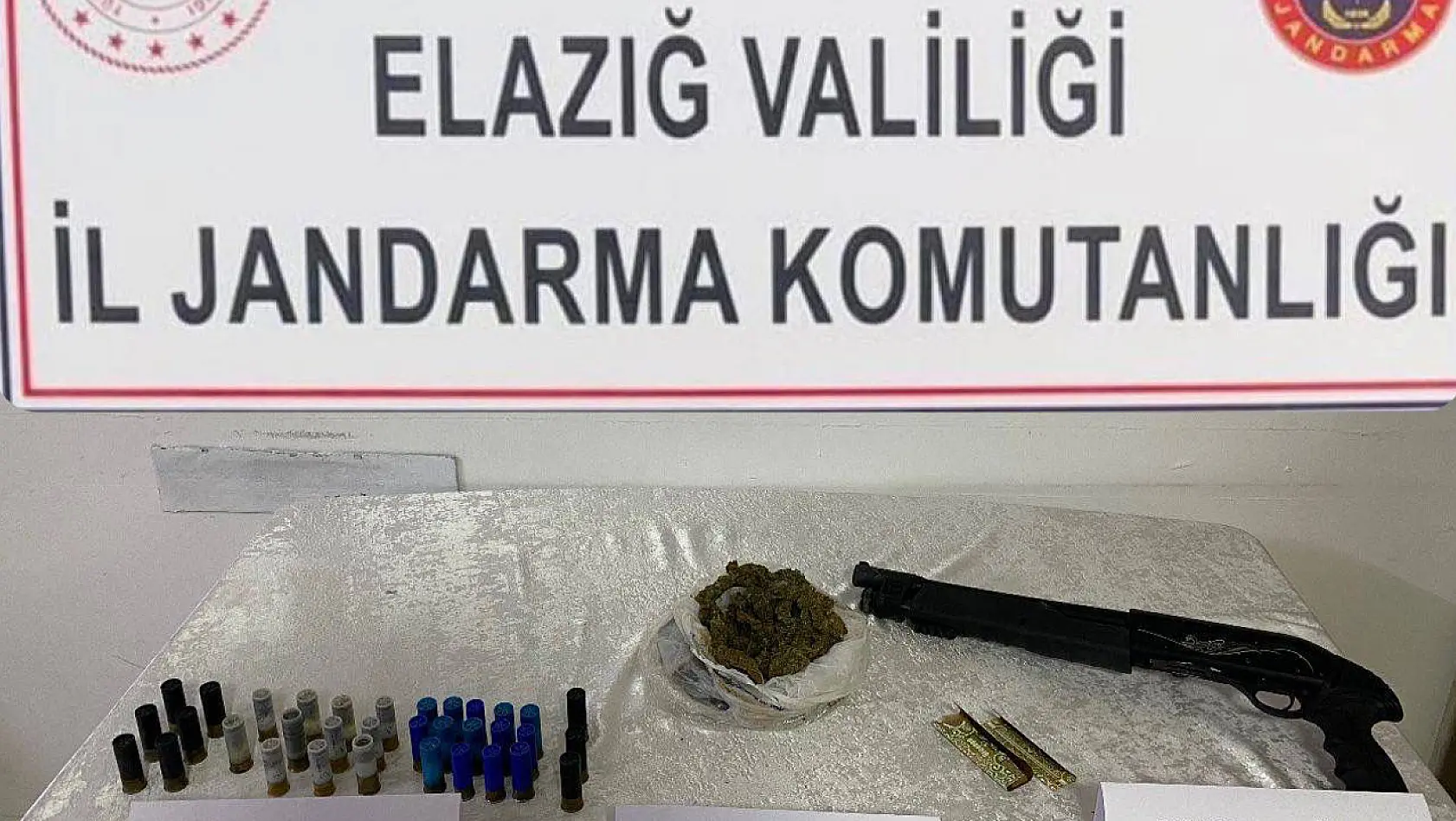 Elazığ'da Jandarma Operasyonunda Ruhsatsız Silah  ve Uyuşturucu Ele Geçirildi 