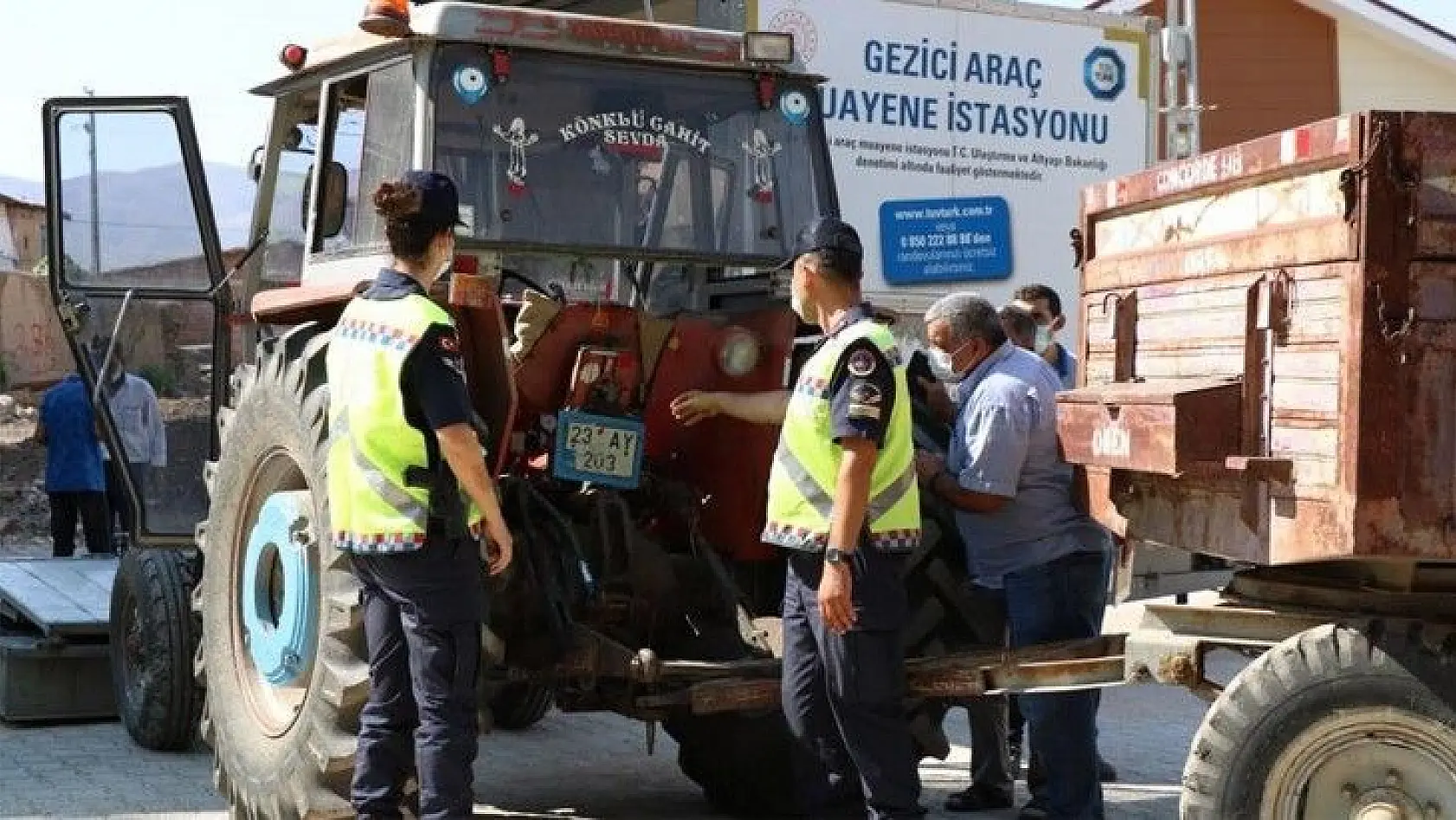 Elazığ'da jandarma, traktör denetimi yaptı