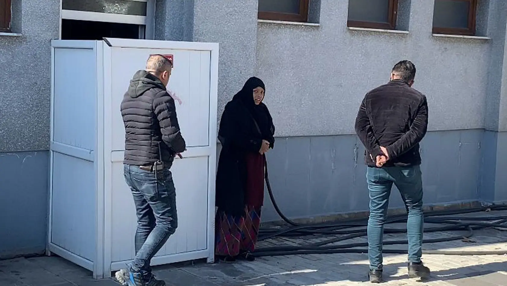 Elazığ'da Kaçacak Yer Bulamayınca Kadınlar Tuvaletine Sığındı