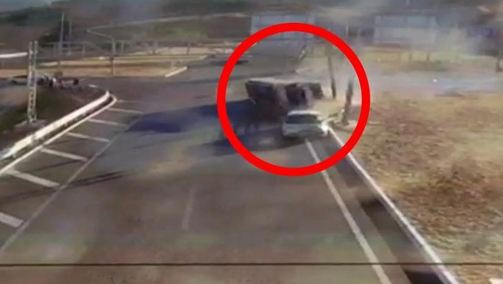 Elazığ'da kamyon ile otomobilin çarpışma anı güvenlik kamerasına yansıdı