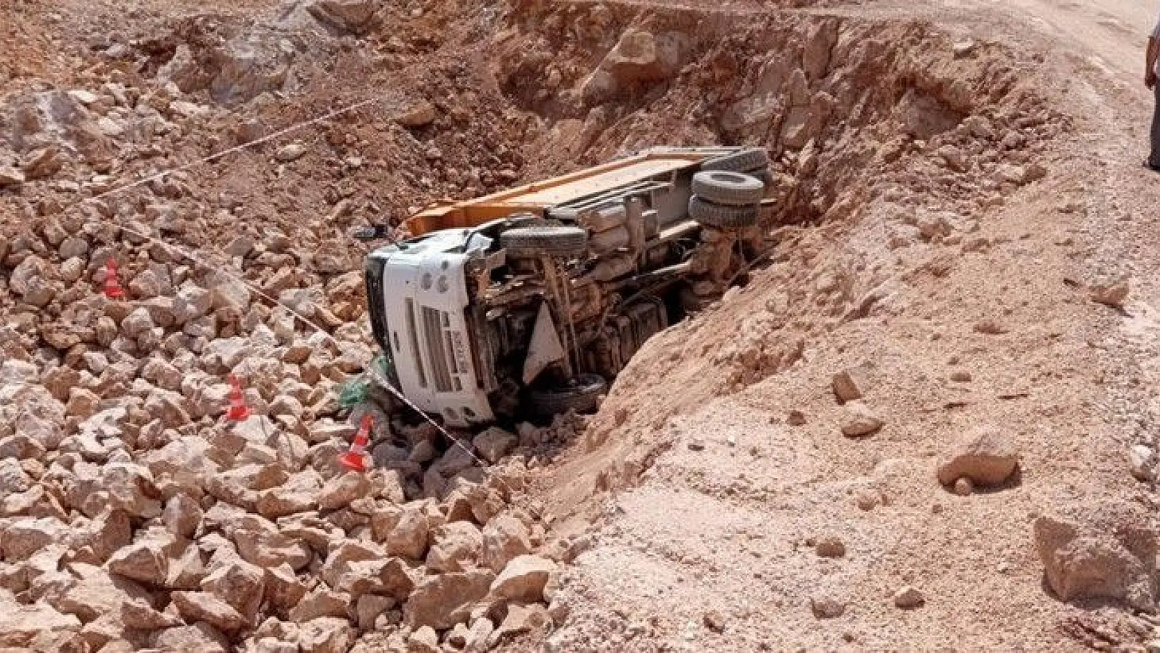 Elazığ'da kamyon şarampole devrildi: 1 ölü