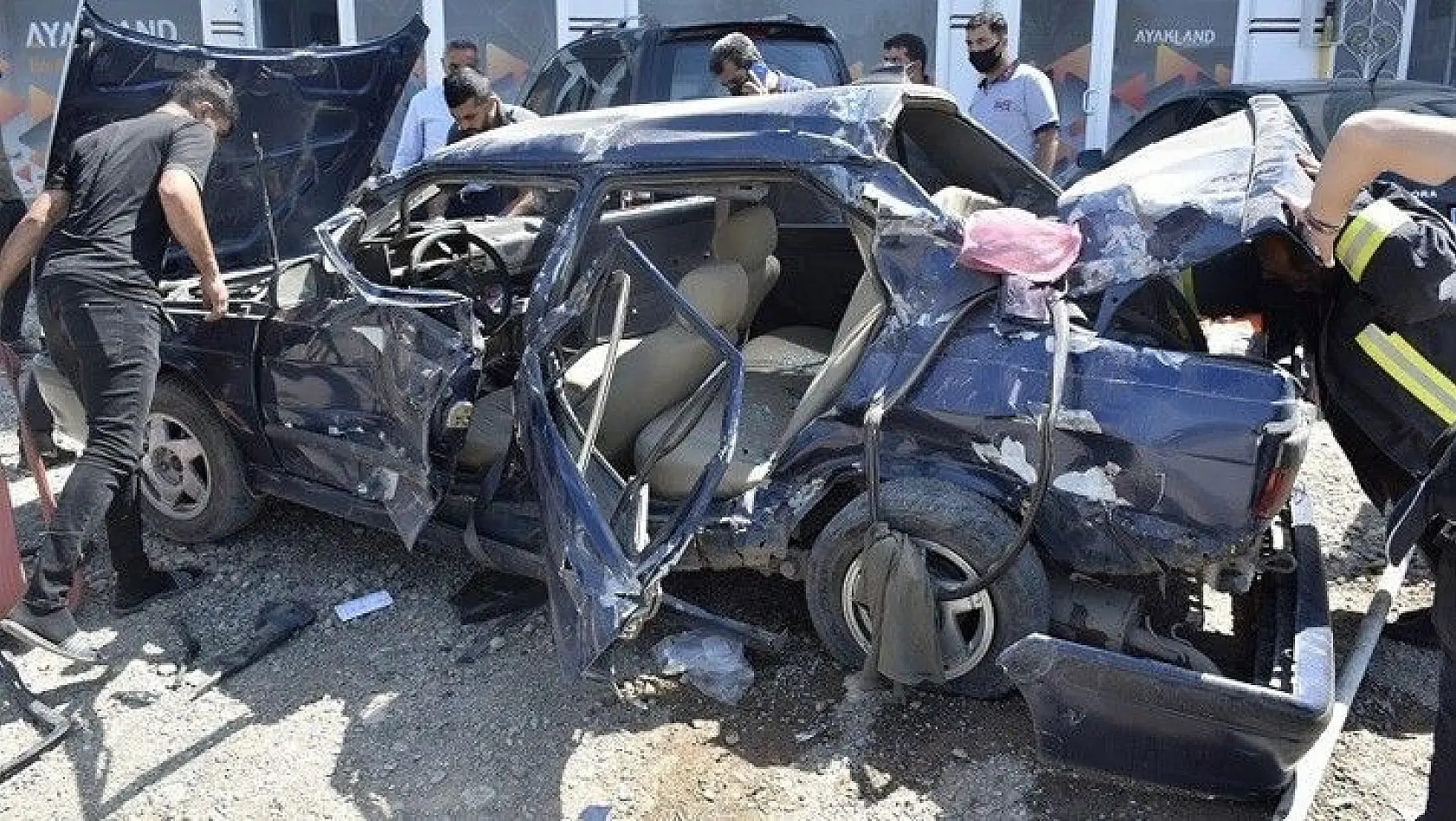 Elazığ'da kamyonete arkadan çarpan otomobil hurdaya döndü: 2 yaralı