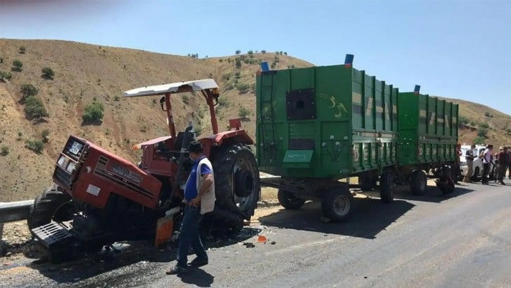 Elazığ'da kamyonla çarpışan traktör ikiye bölündü