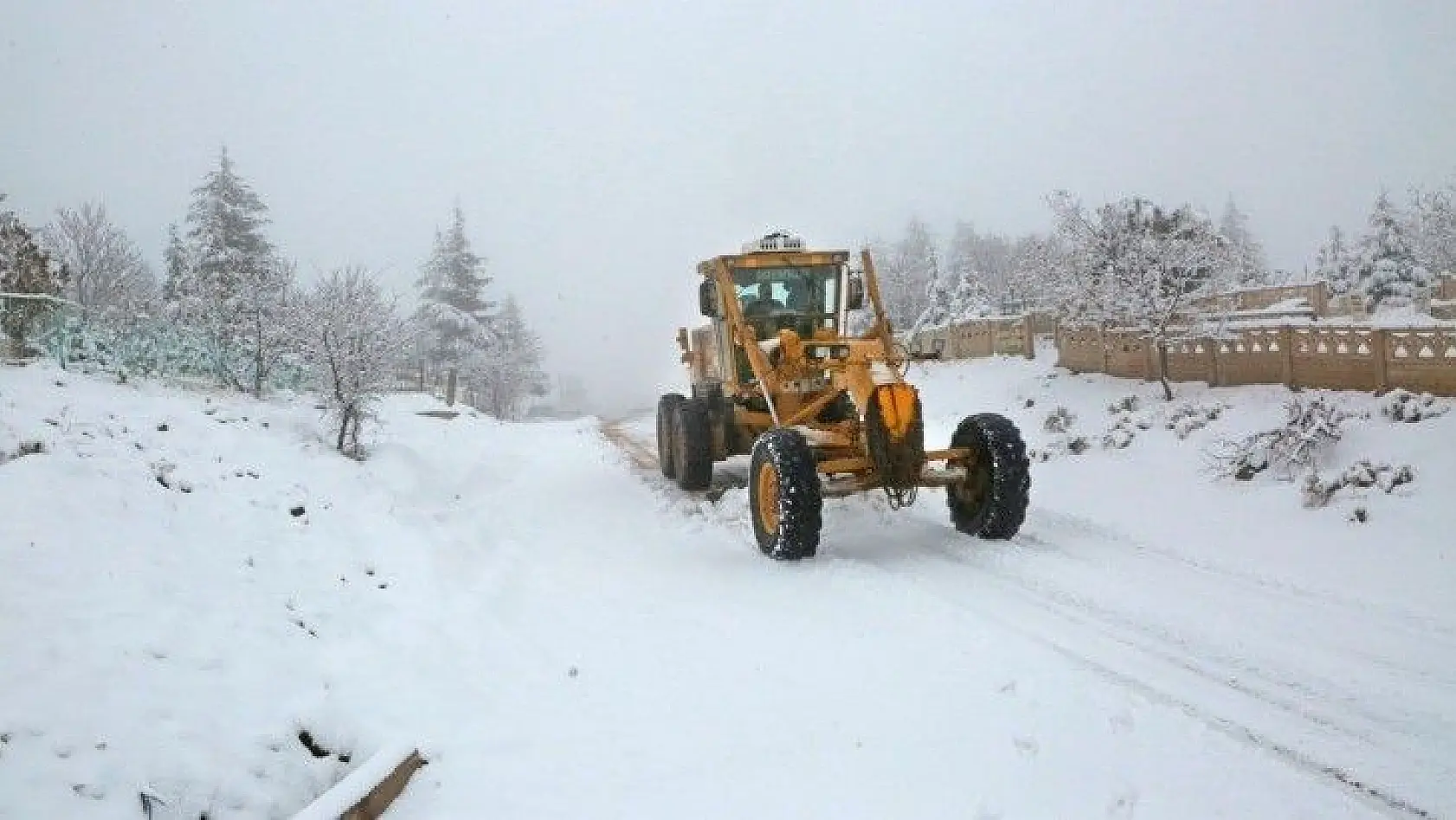 Elazığ'da kar 88 köy yolunu kapattı