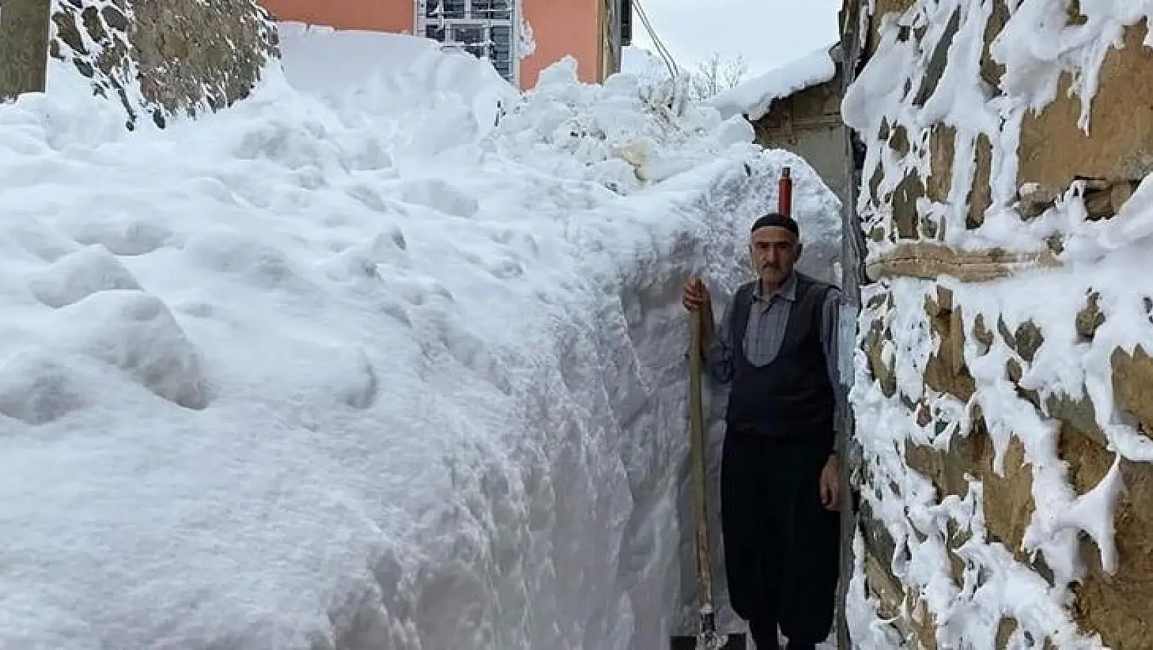 Elazığ'da Kar Kalınlığı 2 Buçuk Metreyi Buldu, Komşularına Gitmek İçin Tünel Açtılar