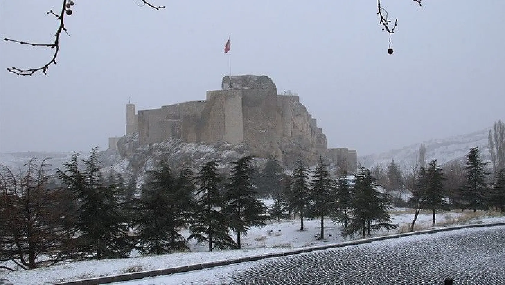 Elazığ'da kar yağışı başladı, tarihi mahalle beyaza büründü