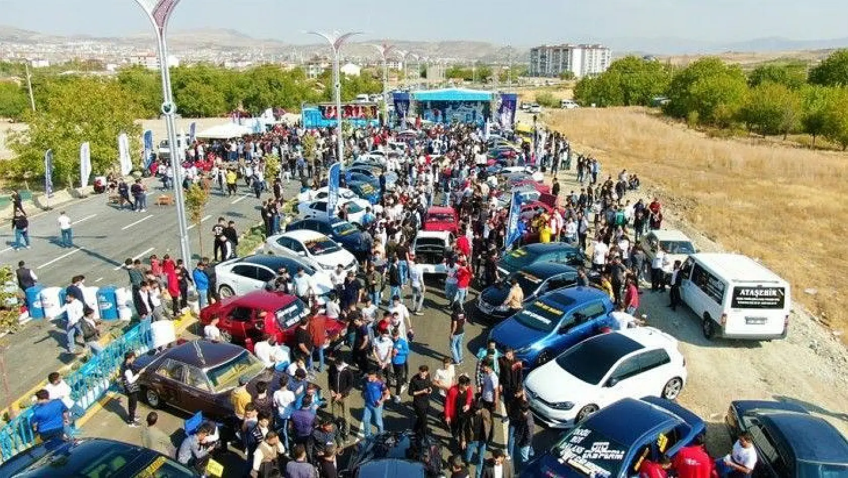 Elazığ'da 'Modifiyeli Araç ve Motosiklet Festivali' renkli görüntülere sahne oldu