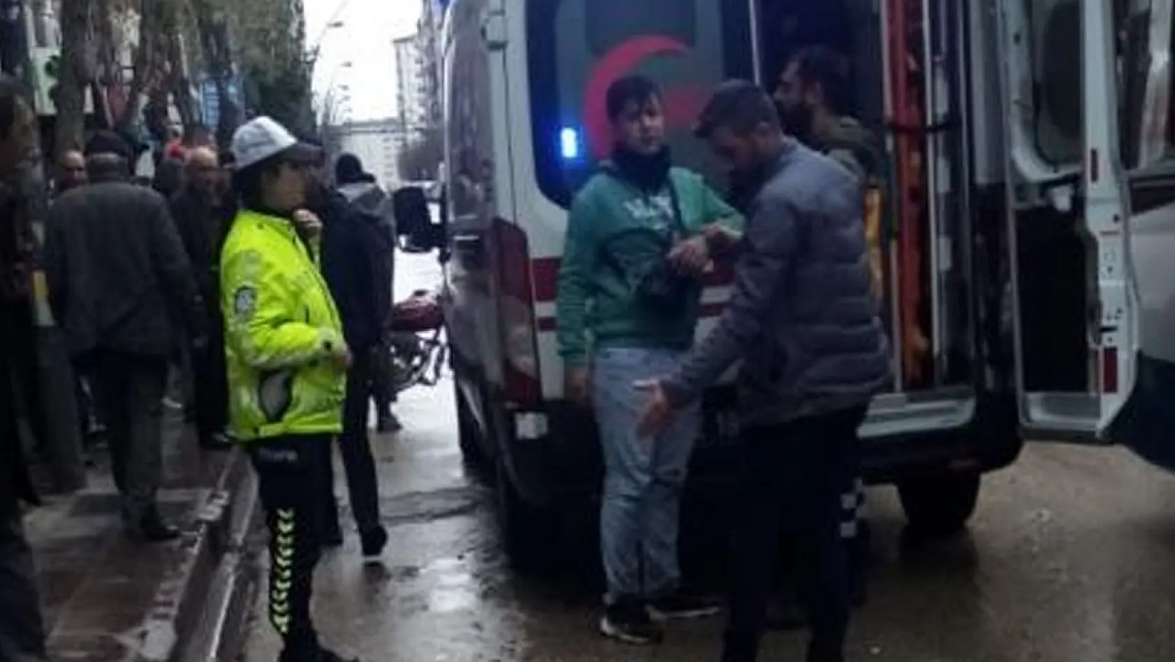 Elazığ'da motosiklet yayaya çarptı: 2 yaralı