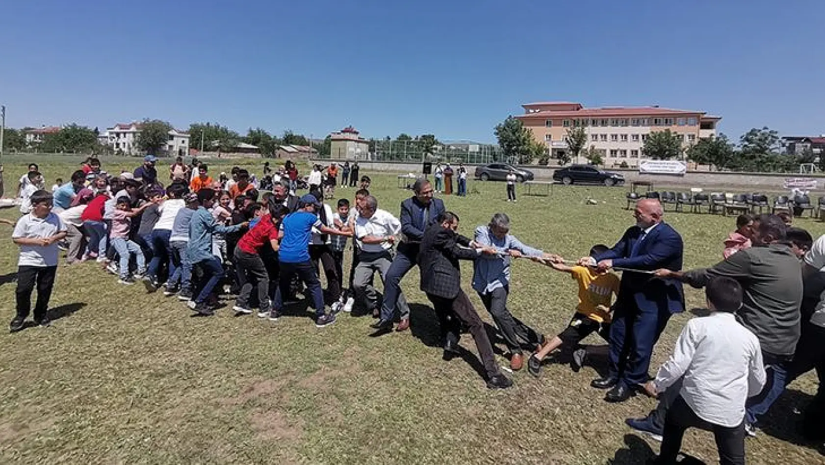 Elazığ'da Müftü ve Belediye Başkanı Öğrencilerle Halat Çekme Yarışı Yaptı