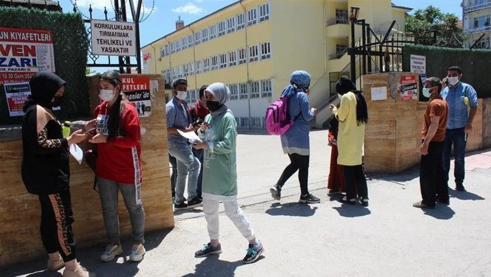 Elazığ'da öğrenciler içeride aileler dışarıda ter döktü