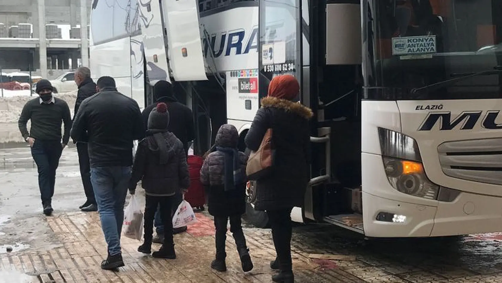 Elazığ'da Otobüs Seferlerinin Açılmasıyla Vatandaşlar Otogara Akın Etti