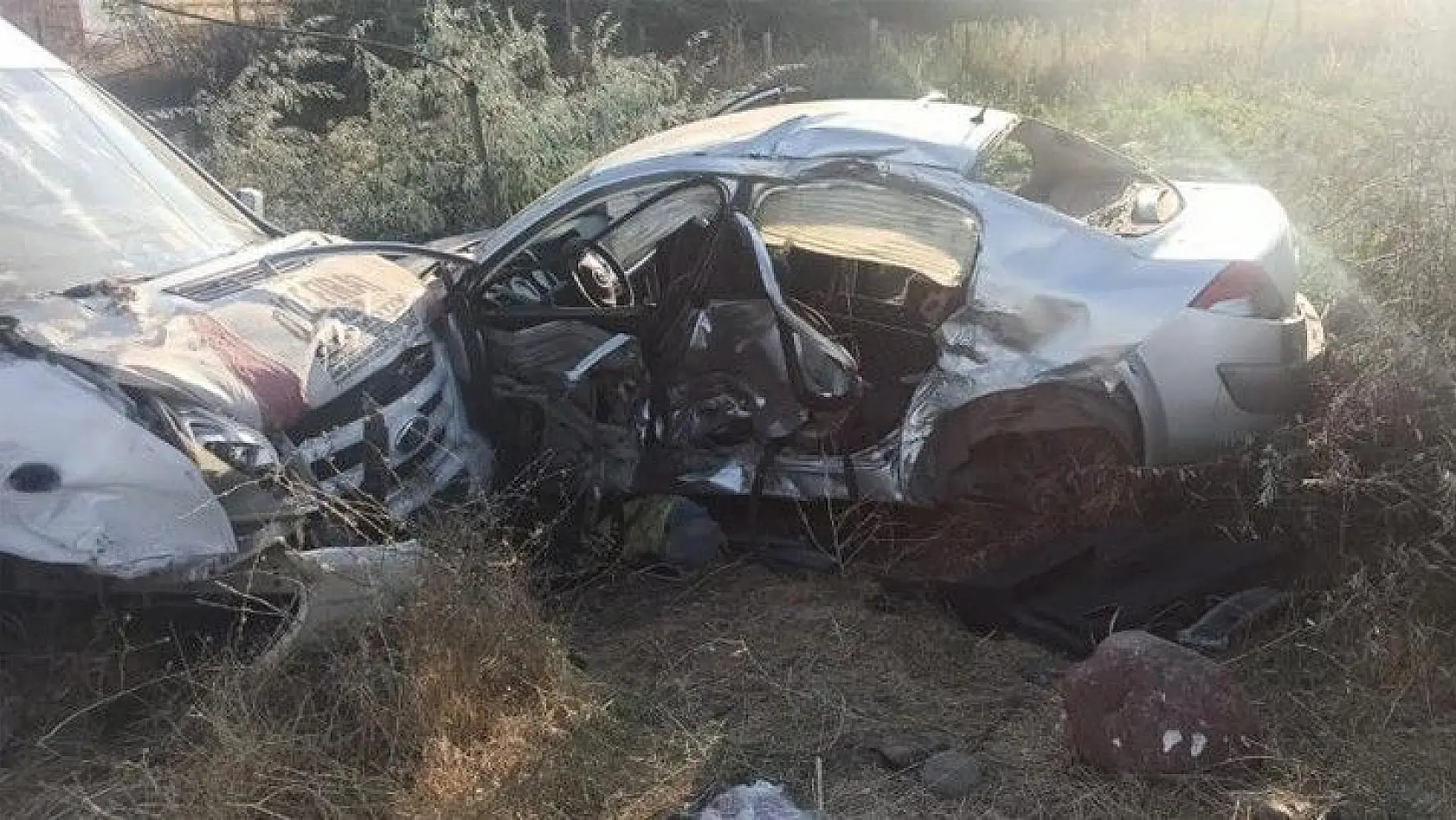 Elazığ'da otomobil ile minibüs çarpıştı: 2 yaralı