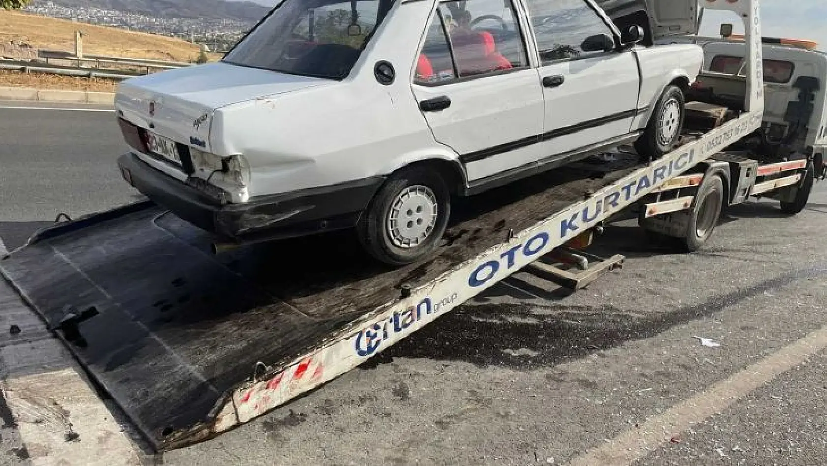 Elazığ'da otomobil kamyona çarptı: 1 yaralı