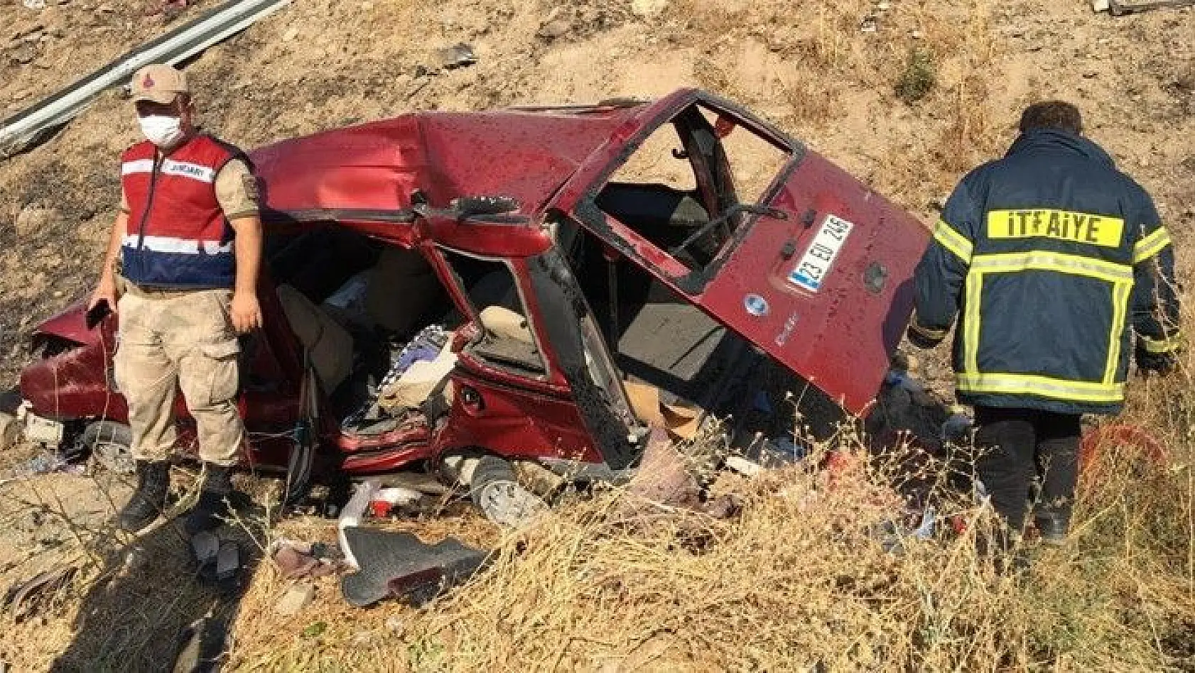 Elazığ'da otomobil şarampole yuvarlandı: 1 ölü, 4 yaralı