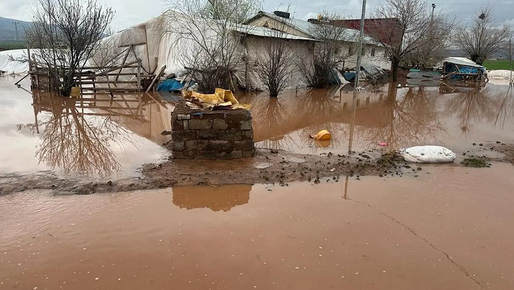 Elazığ'da sağanak sele neden oldu, evler ve tarım arazileri su altında kaldı
