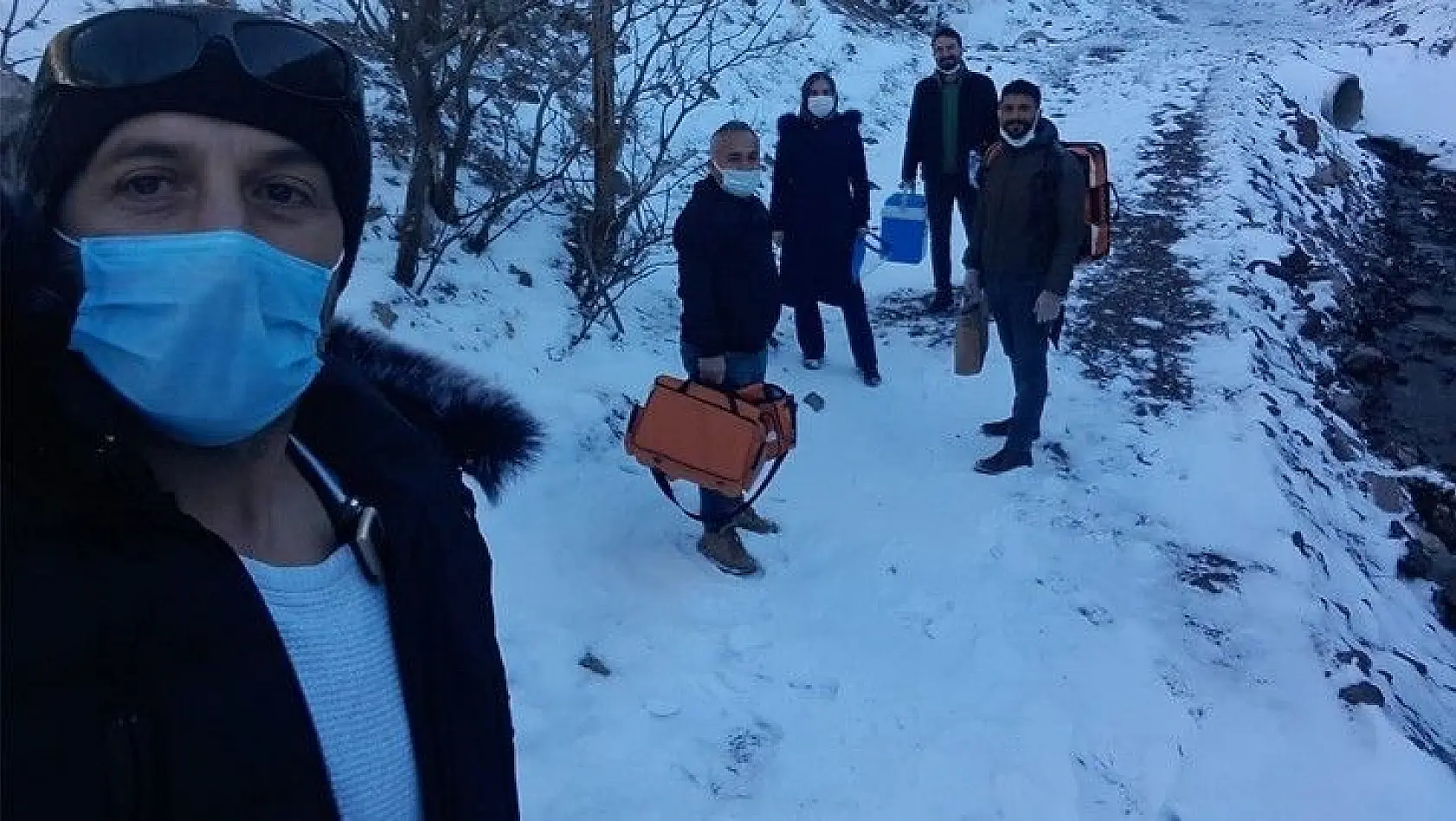 Elazığ'da sağlık çalışanları  covid-19 aşısı için karla kaplı yolları aşıyor