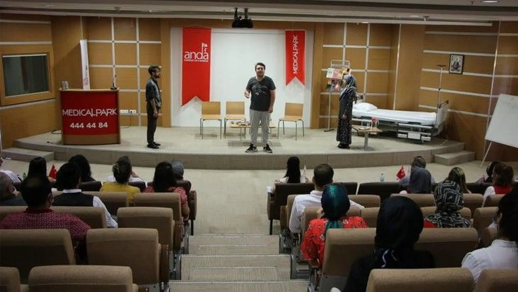 Elazığ'da sağlık çalışanlarına yönelik 'Hayatlarımız Sallanmasın' adlı tiyatro etkinliği düzenlendi