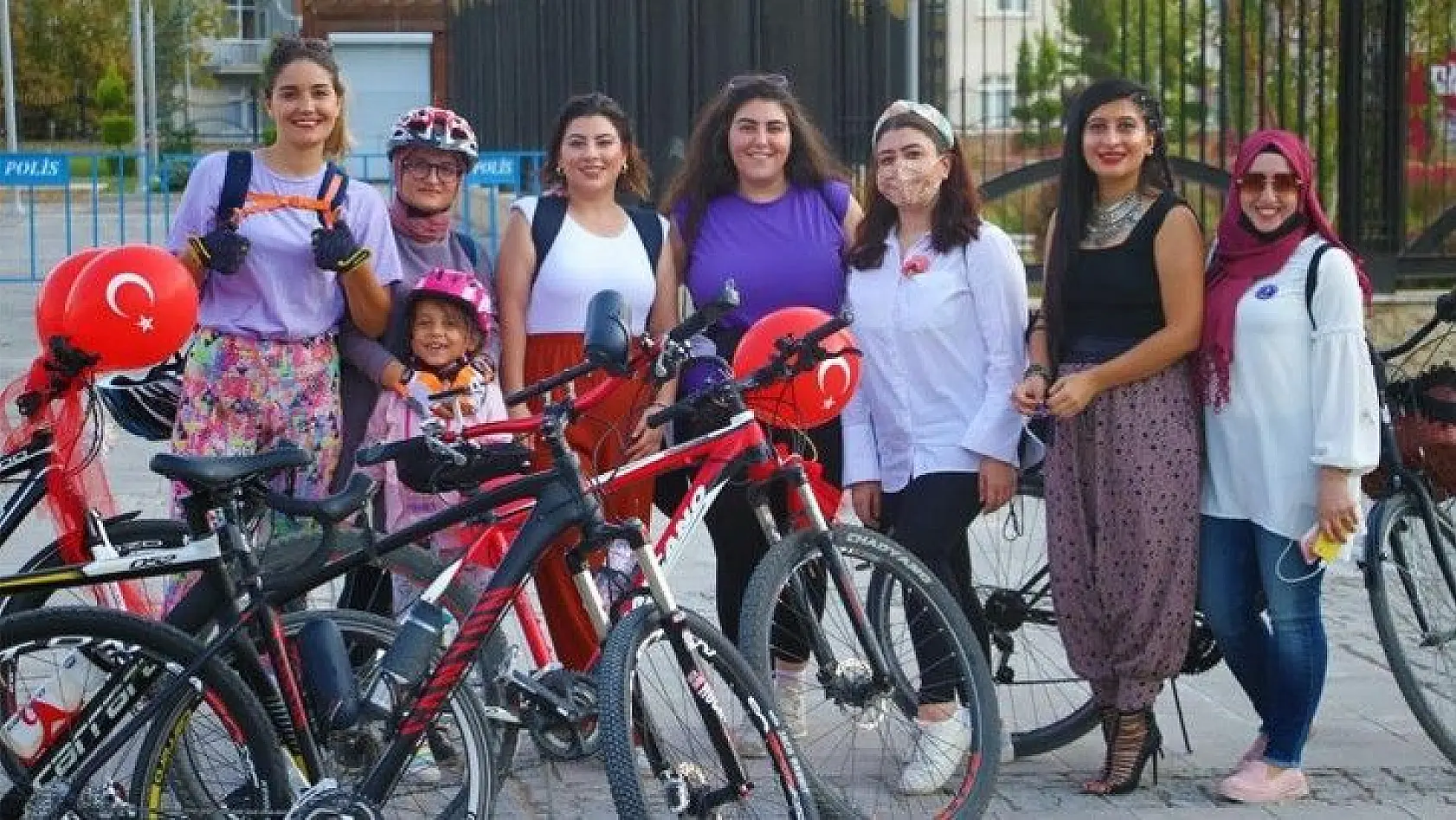 Elazığ'da 'Süslü Kadınlar' Otomobilsiz Kentler Günü için pedal çevirdi