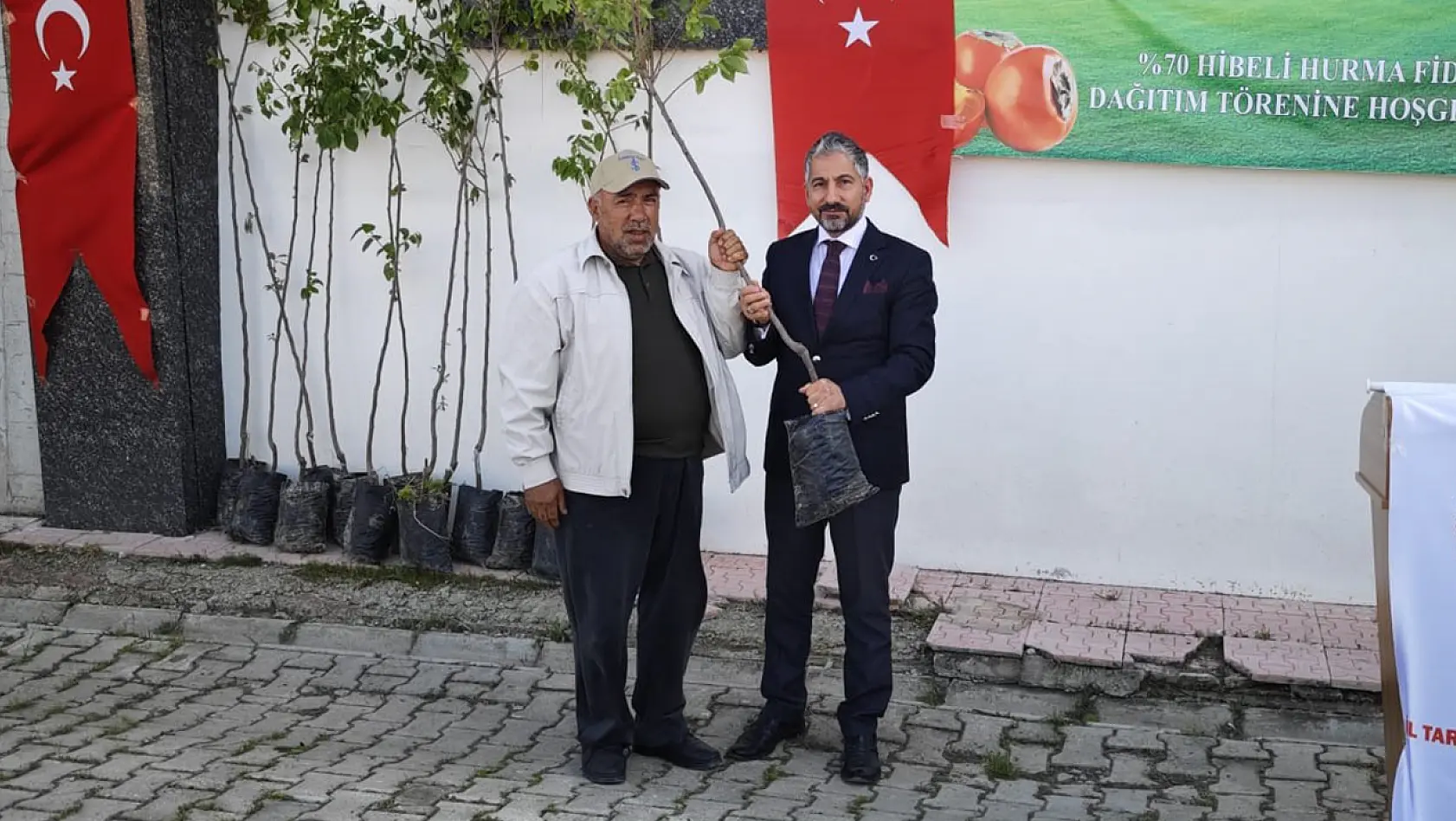 Elazığ'da Trabzon Hurması Fidan Dağıtımı Yapıldı