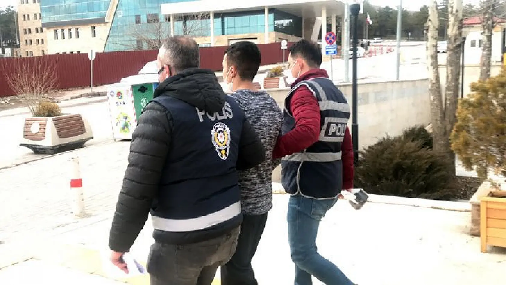 Elazığ'da Turisti ve Yoldan Geçen Birini Yaralayan Suç Makinesi Tutuklandı
