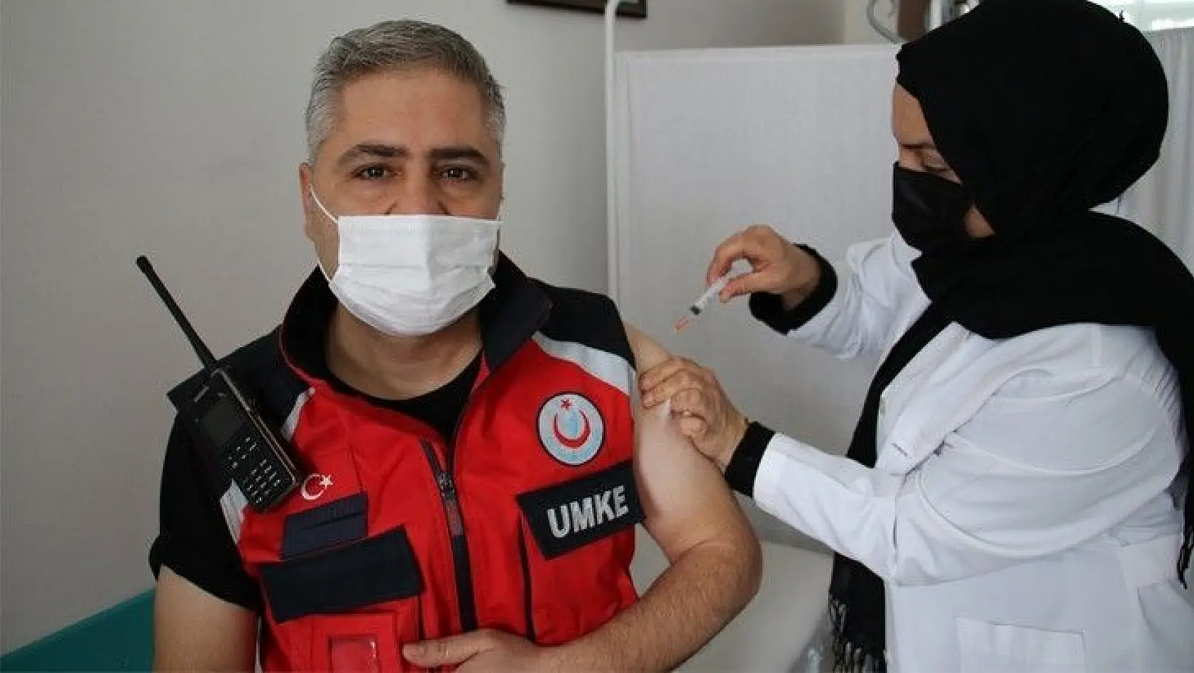 Elazığ'da UMKE personeli Covid-19 aşısı oldu