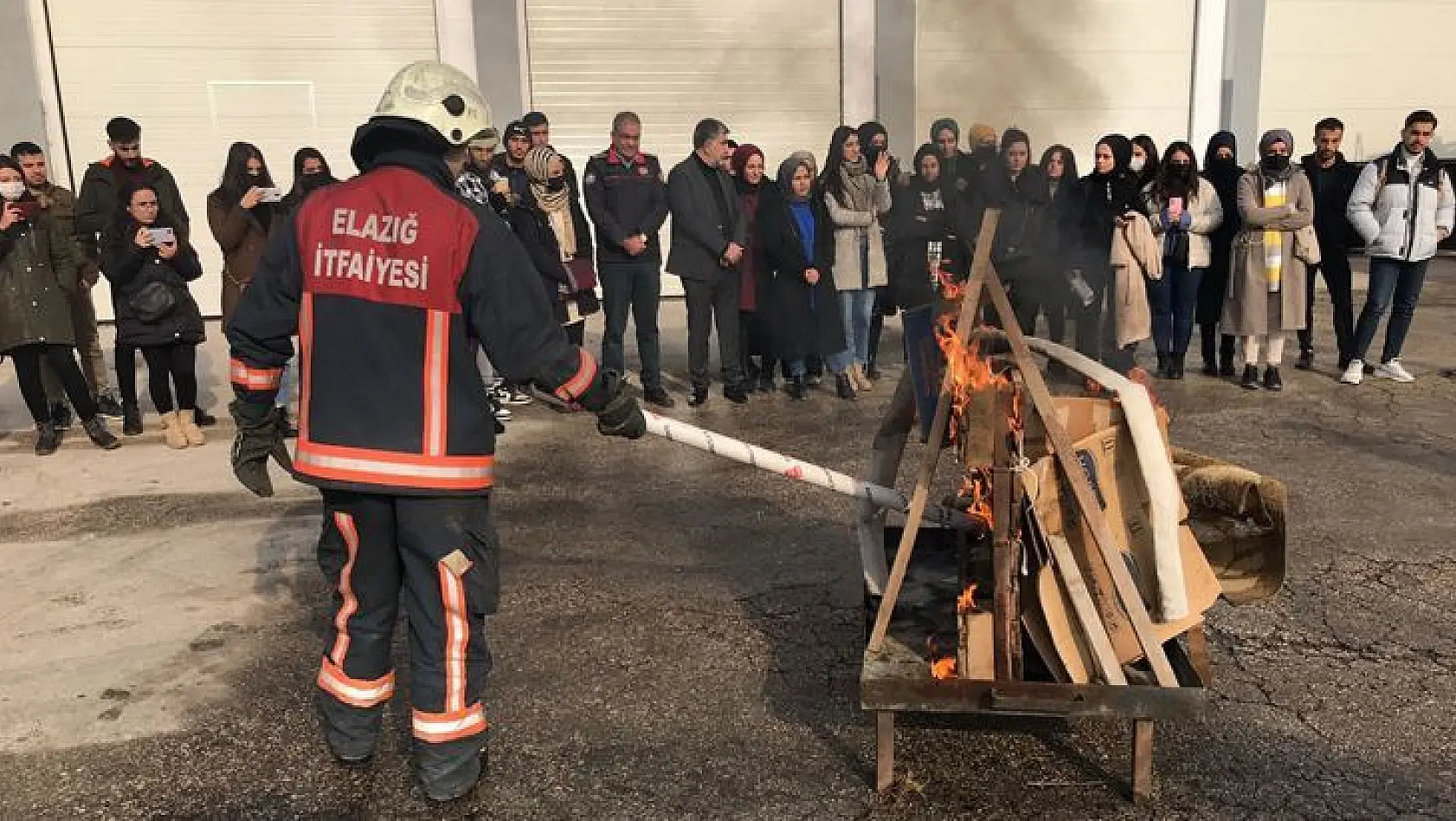 Elazığ'da Üniversite Öğrencilerine Yönelik Yangın Eğitimi Ve Tatbikatı