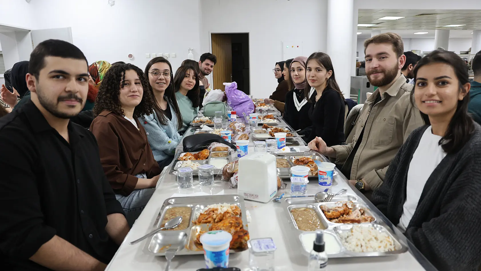 Elazığ'da Üniversite Öğrencilerine Ücretsiz İftar Veriliyor