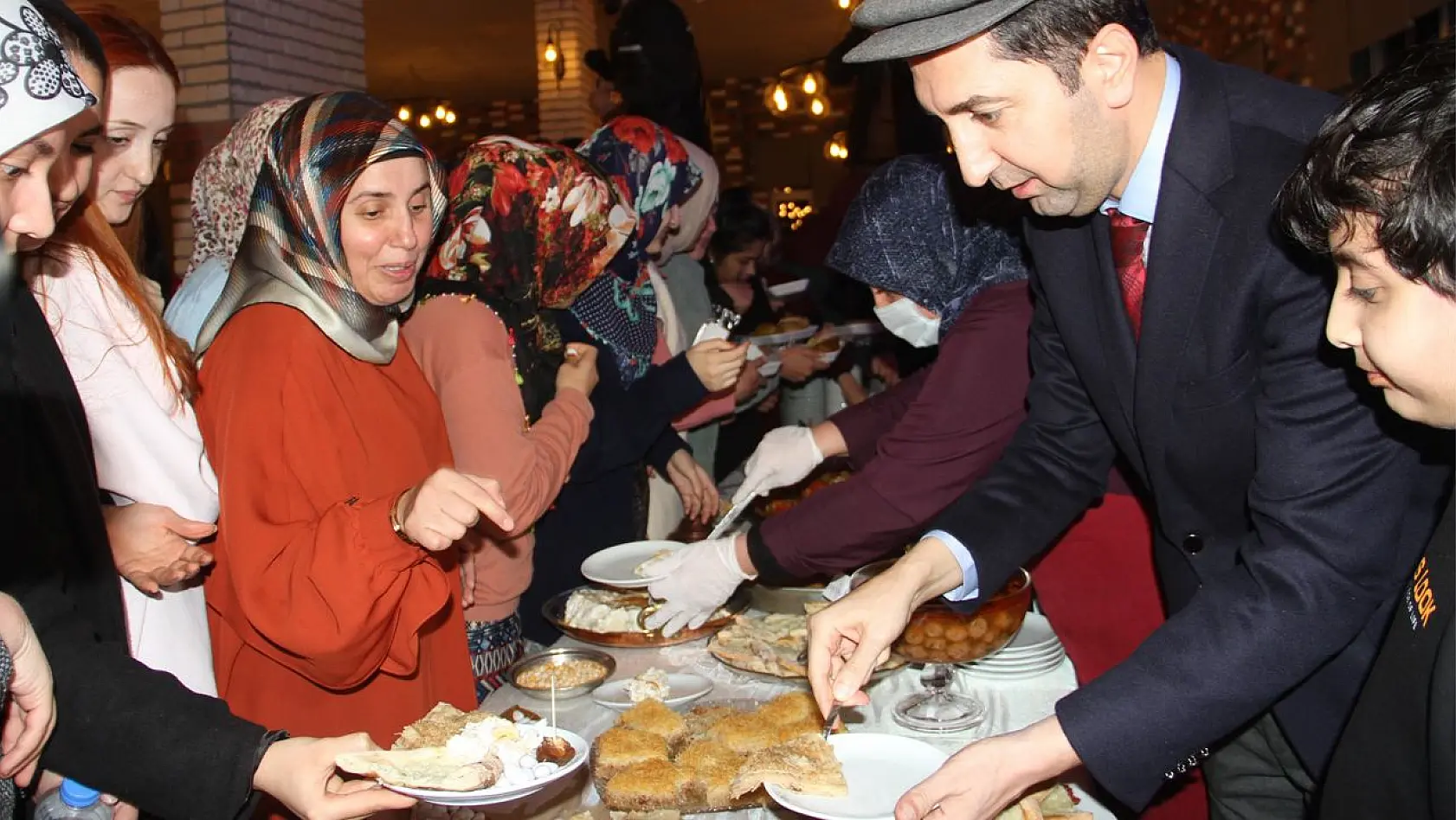 Elazığ'da üniversiteli öğrenciler yöresel yemeklerle buluştu