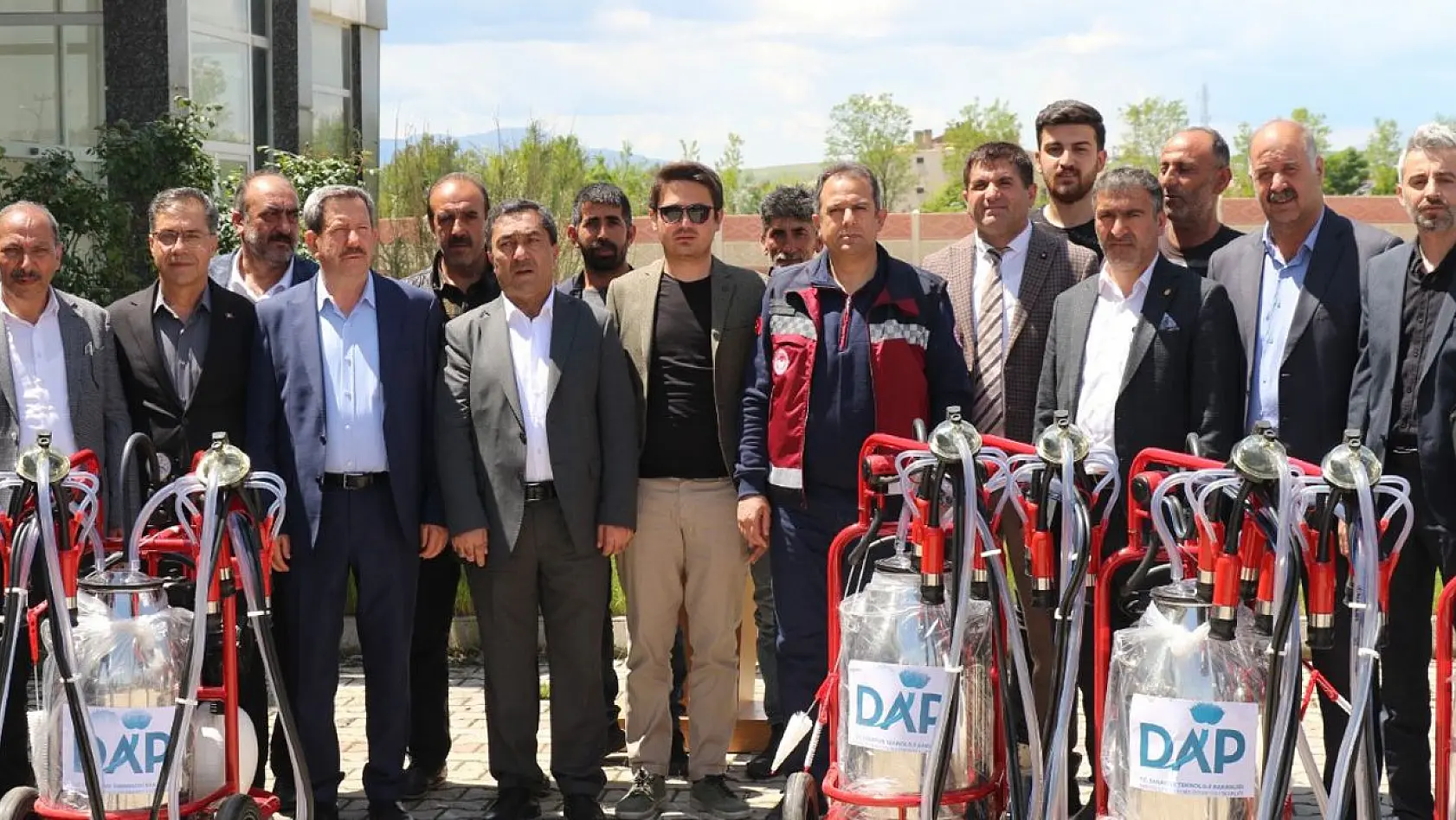 Elazığ'da Üreticilere Süt Sağım Makinası Dağıtıldı