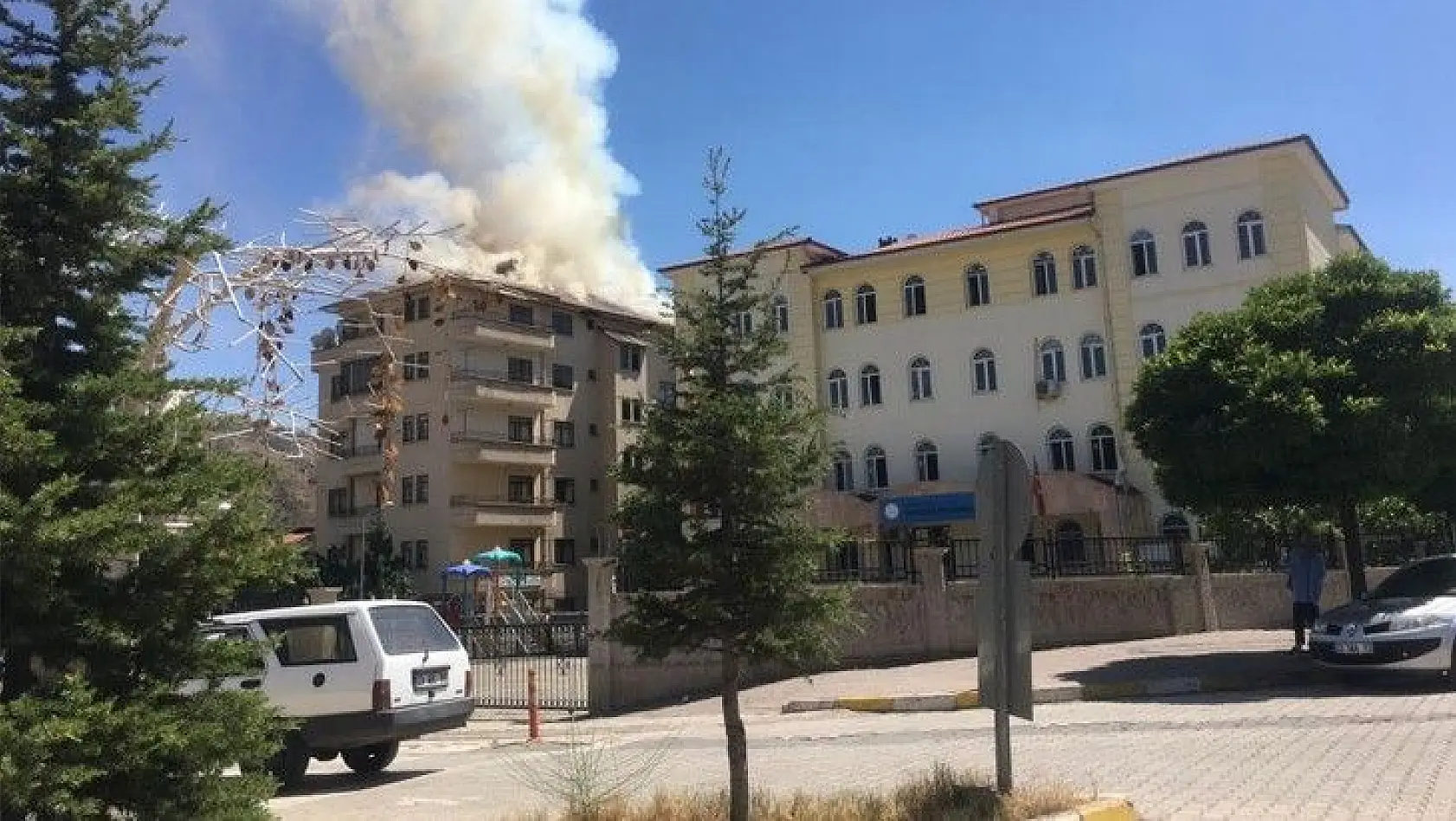 Elazığ'da yangın, bina ve bir okuldaki öğrenciler tahliye edildi