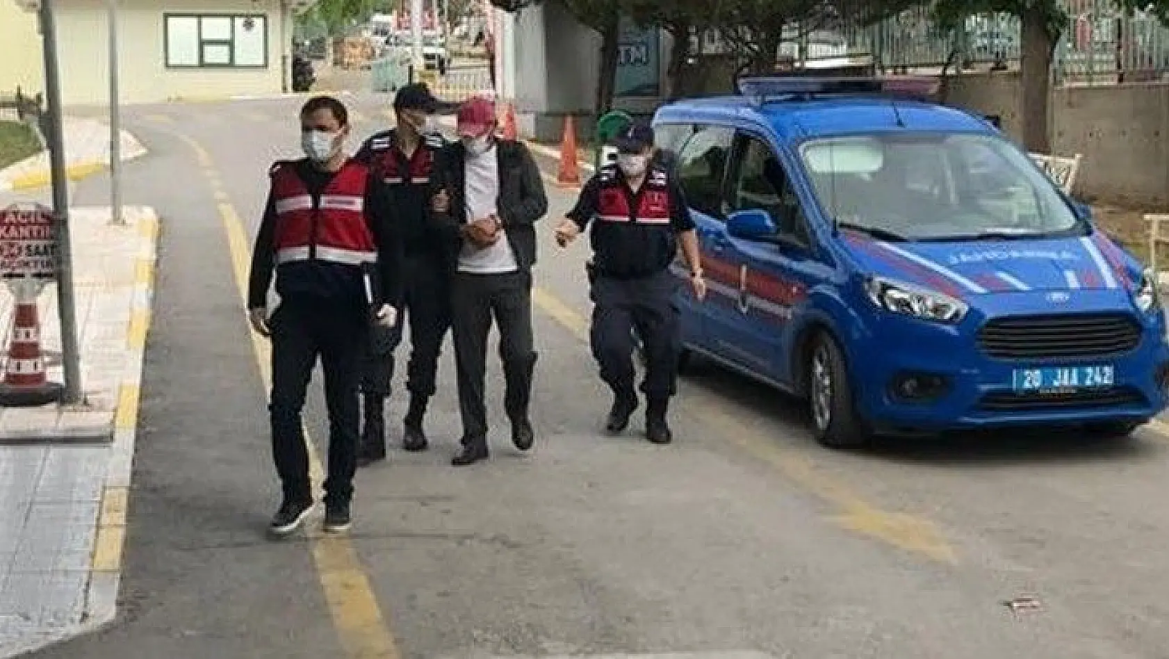 Elazığ'dan gelen 3 mimarı kağıt parçaları ile 200 bin TL dolandıran çete üyeleri tutuklandı