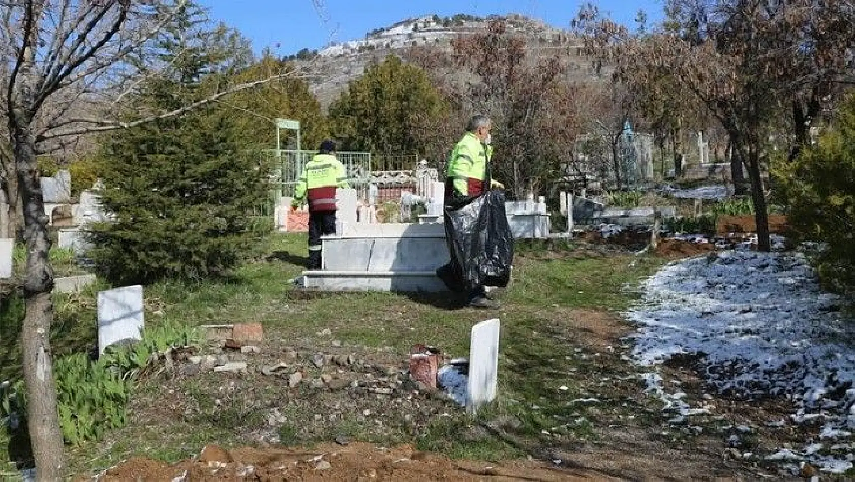 Elazığ'ın mahalle mezarlıklarında kapsamlı temizlik
