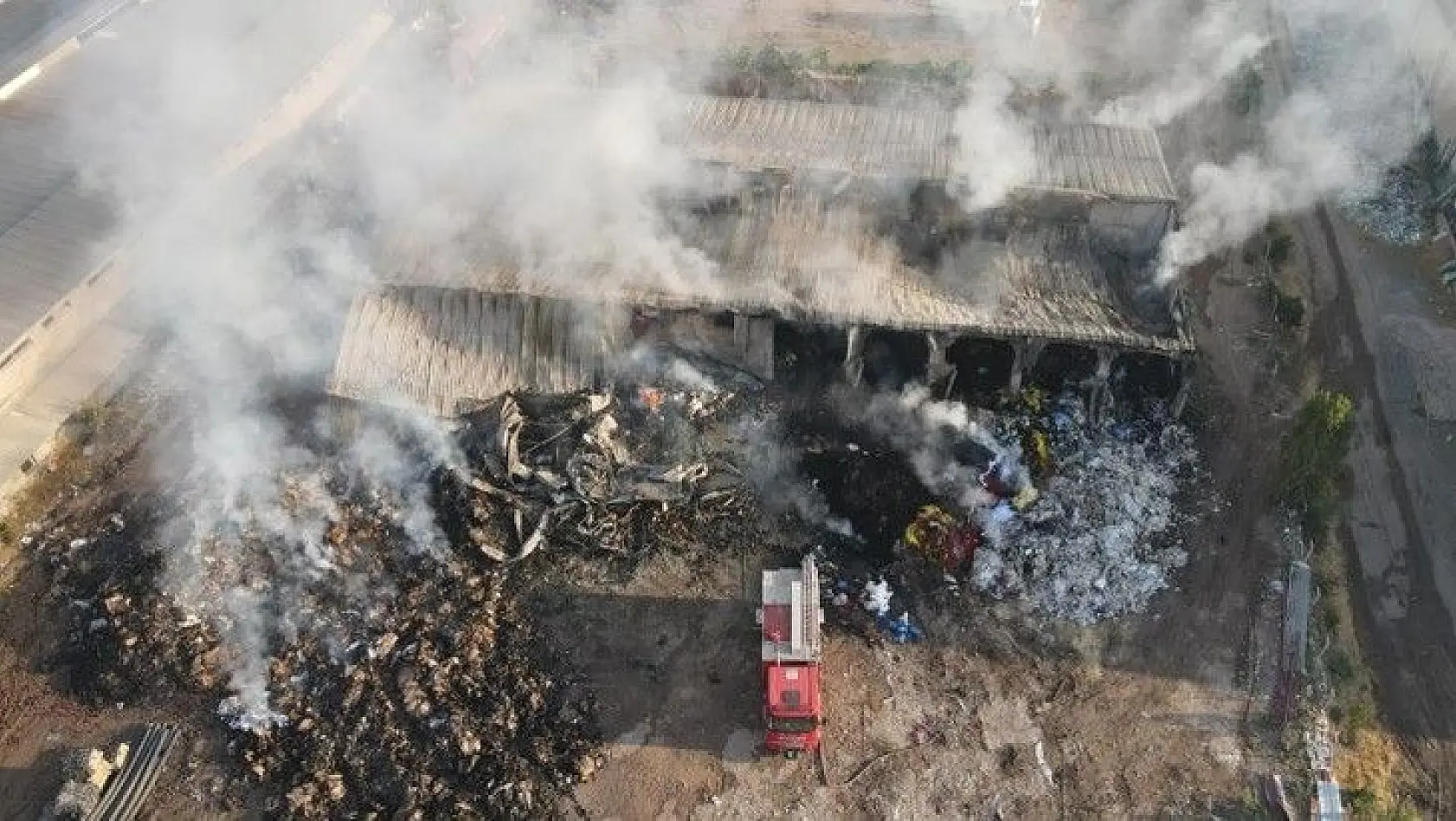 Elazığ OSB'deki tesis yangını 8 saatin sonunda söndürüldü, soğutma çalışmalarına başlandı