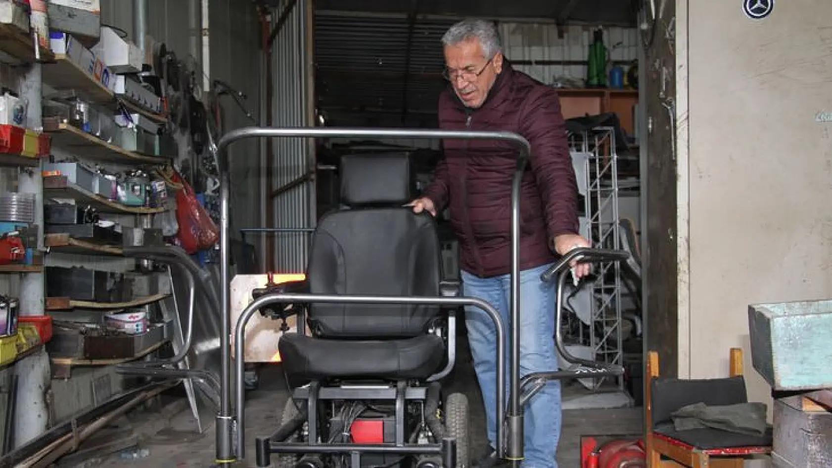 Engelli Babası Yaptığı Tasarımlarla Engellilerin Hayatlarını Kolaylaştırdı