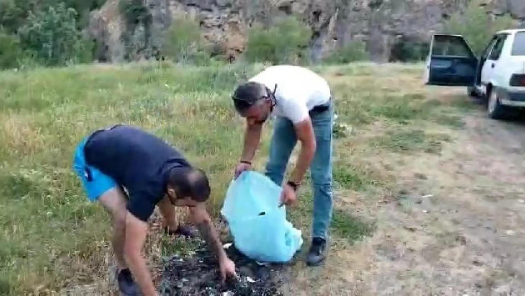 Erzincan ve Tuncelili arkadaş grubu Pülümür Vadisinde çöp topladı
