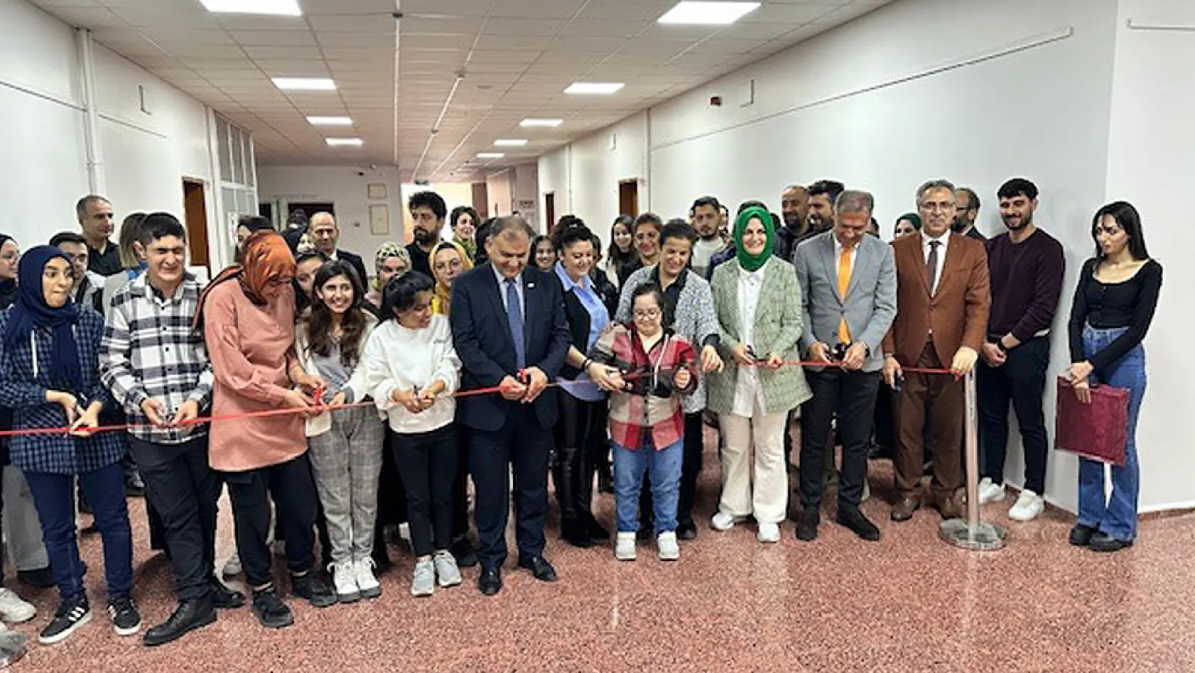 Fırat Üniversitesi'nde 3 Aralık Dünya Engelliler Günü Münasebetiyle El İşi Sergisi Açıldı