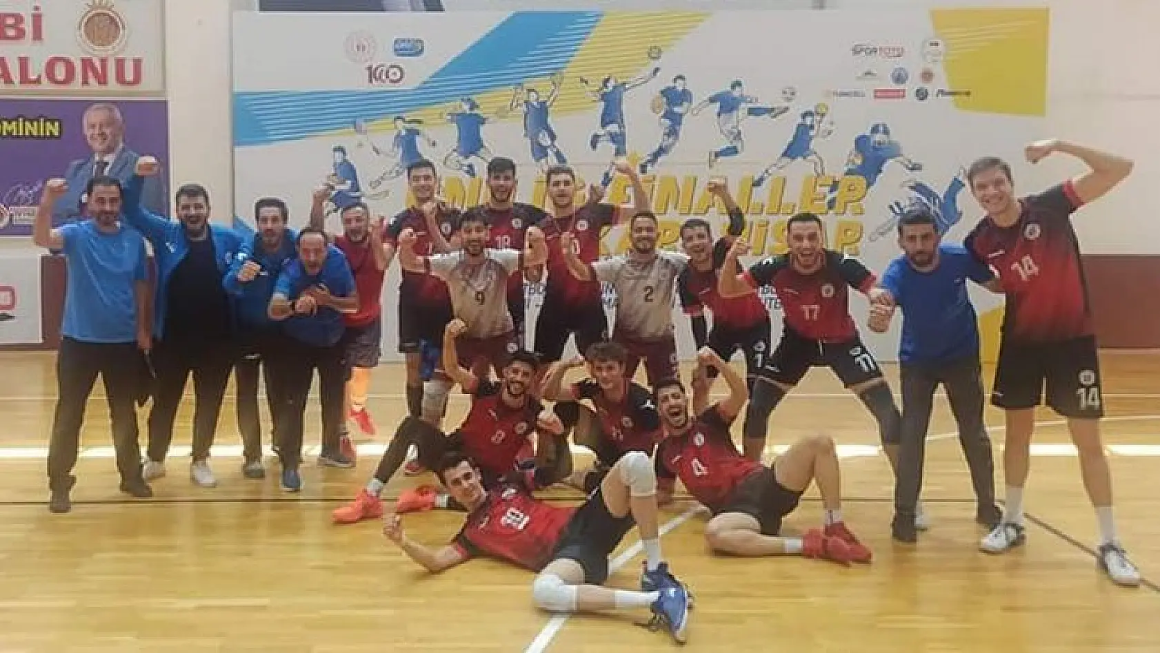 Fırat Üniversitesi voleybolda Süper Lig'e çıktı