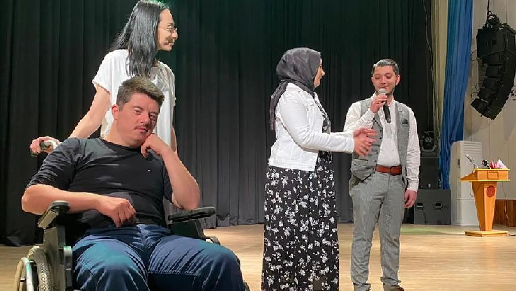 Fırat Üniversitesinde 'Bir Tek Engel Biz Miyiz?' Adlı Tiyatro Oyunu Sahnelendi.
