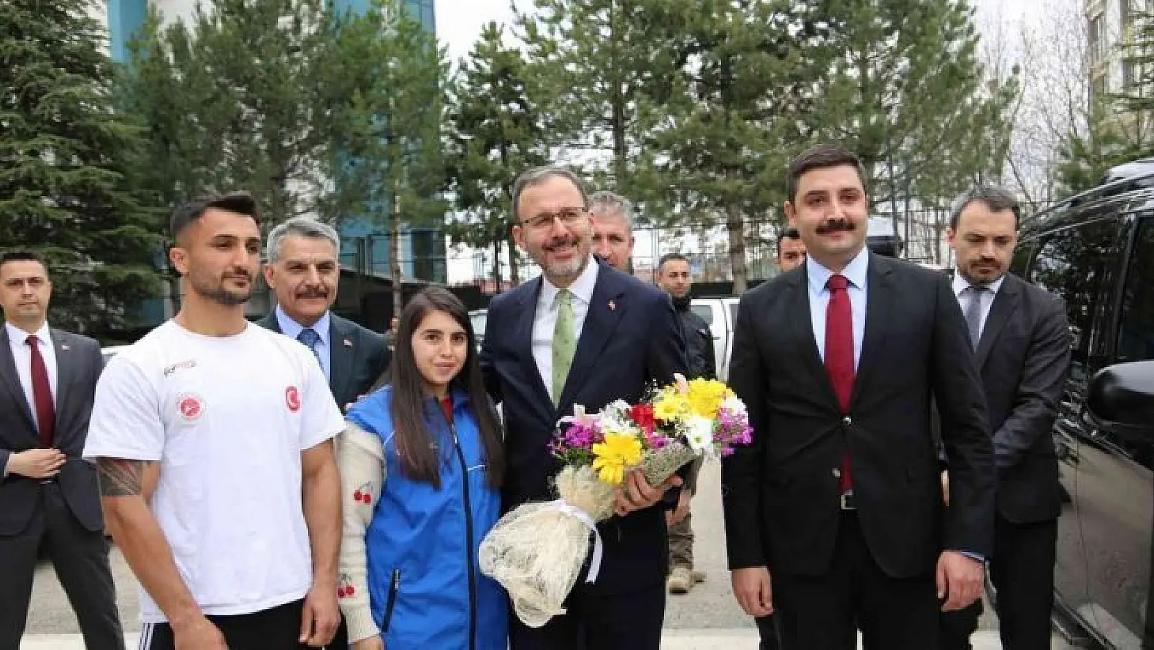 Gençlik ve Spor Bakanı Kasapoğlu öğrencilerle iftar yaptı