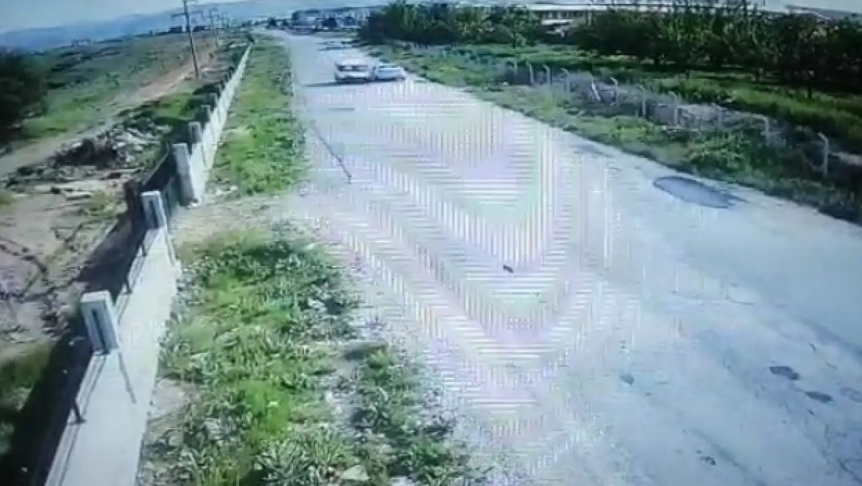 Hafif ticari araçla otomobilin kafa kafaya çarpıştığı kaza kamerada