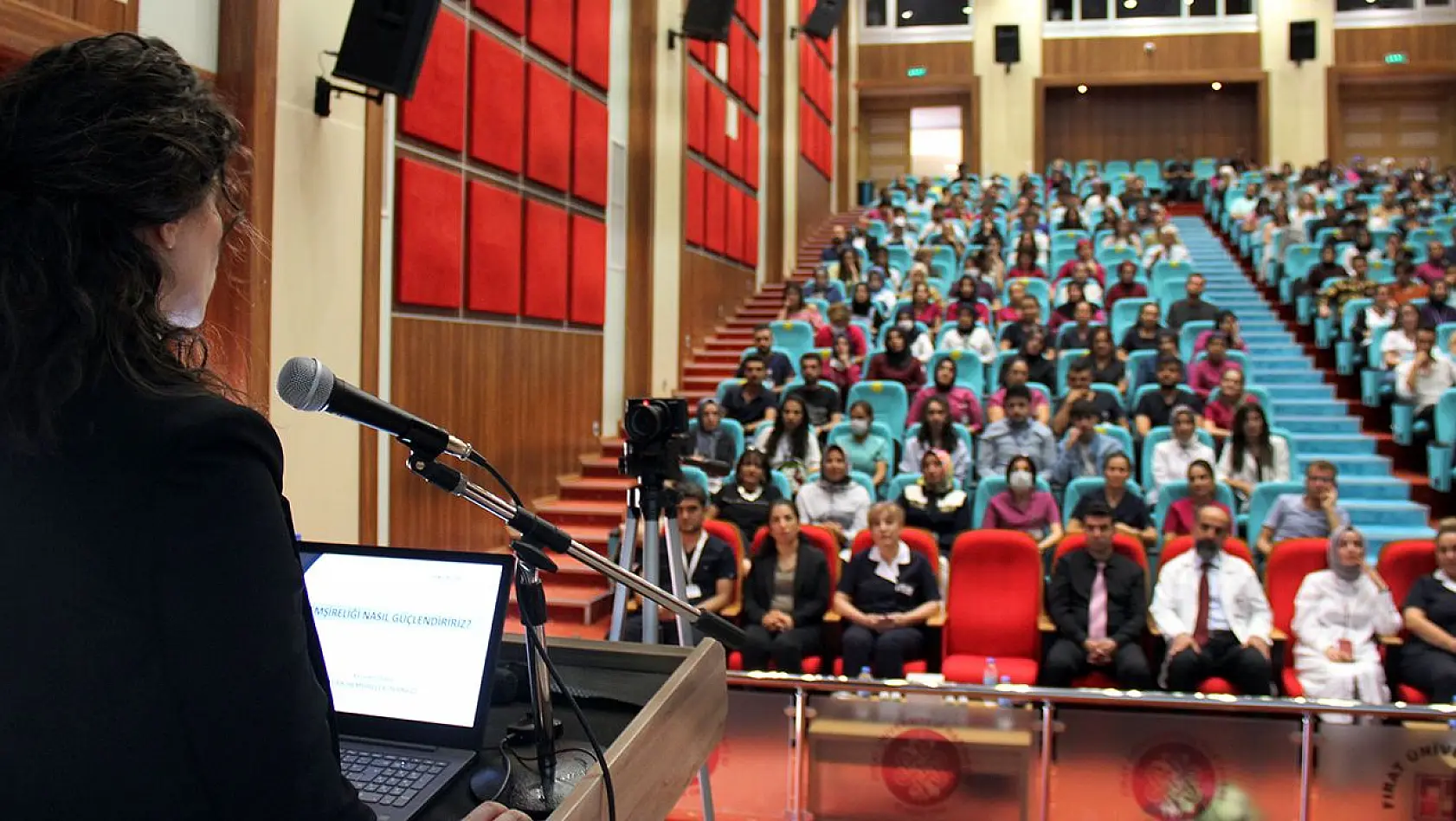 'Hemşirelikte Güçlendirme' Konulu Konferans Verildi