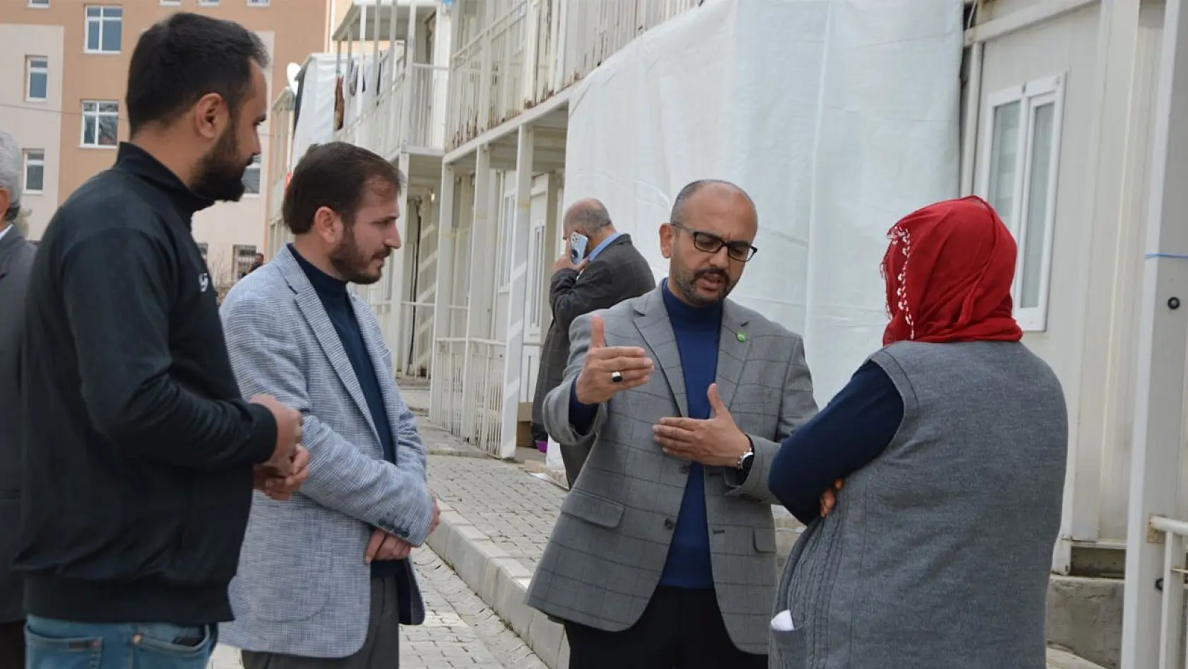 HÜDA PAR Genel Başkan Yardımcısı Av. Mahmut ŞAHİN Konteyner kenti ziyaret etti 