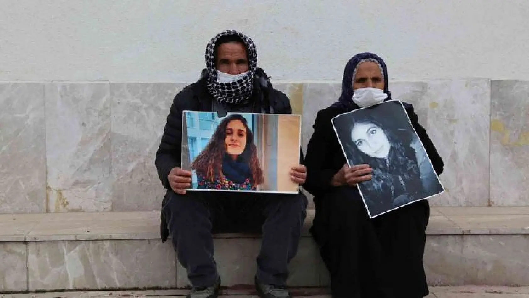 İki yıldır kayıp olan kızlarının bulunması için oturma eylemi başlattılar