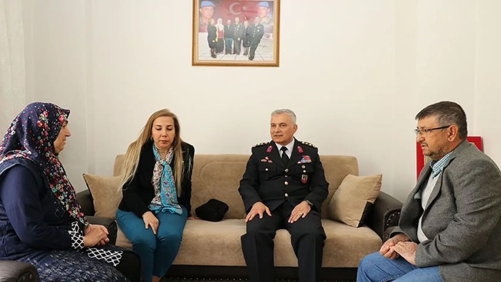İl Jandarma Komutanı Ali Yıldız Ve Eşi Şehit Annelerini Yalnız Bırakmadı