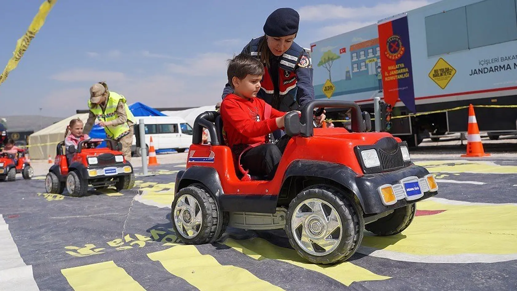 Jandarma'dan Depremzede Çocuklara Trafik Eğitimi