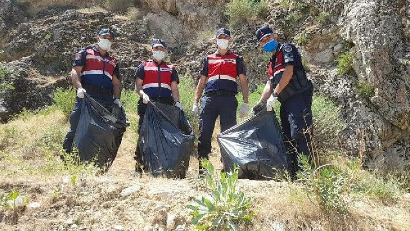 Jandarma ekipleri, çevre temizliği yaparak örnek oldu